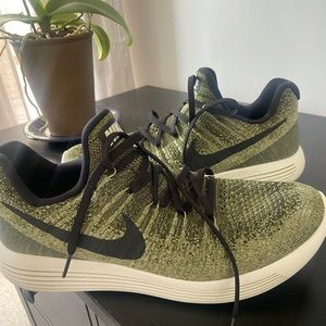 LIKE NEW Nike Tennis Shoes